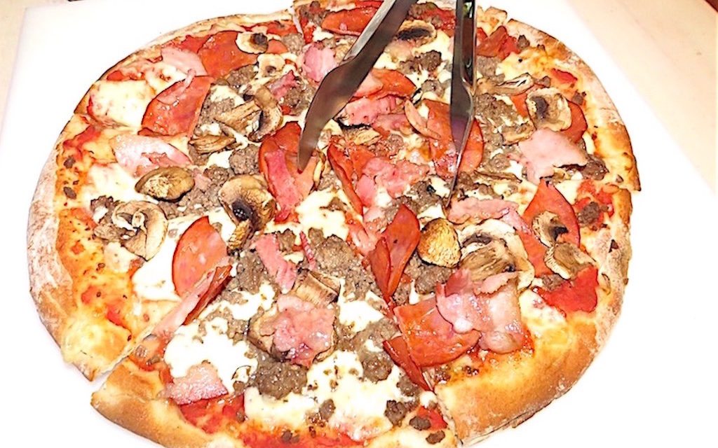 Pizza en Leña – A Popular Pizzeria in Sabaneta With Good Pizzas