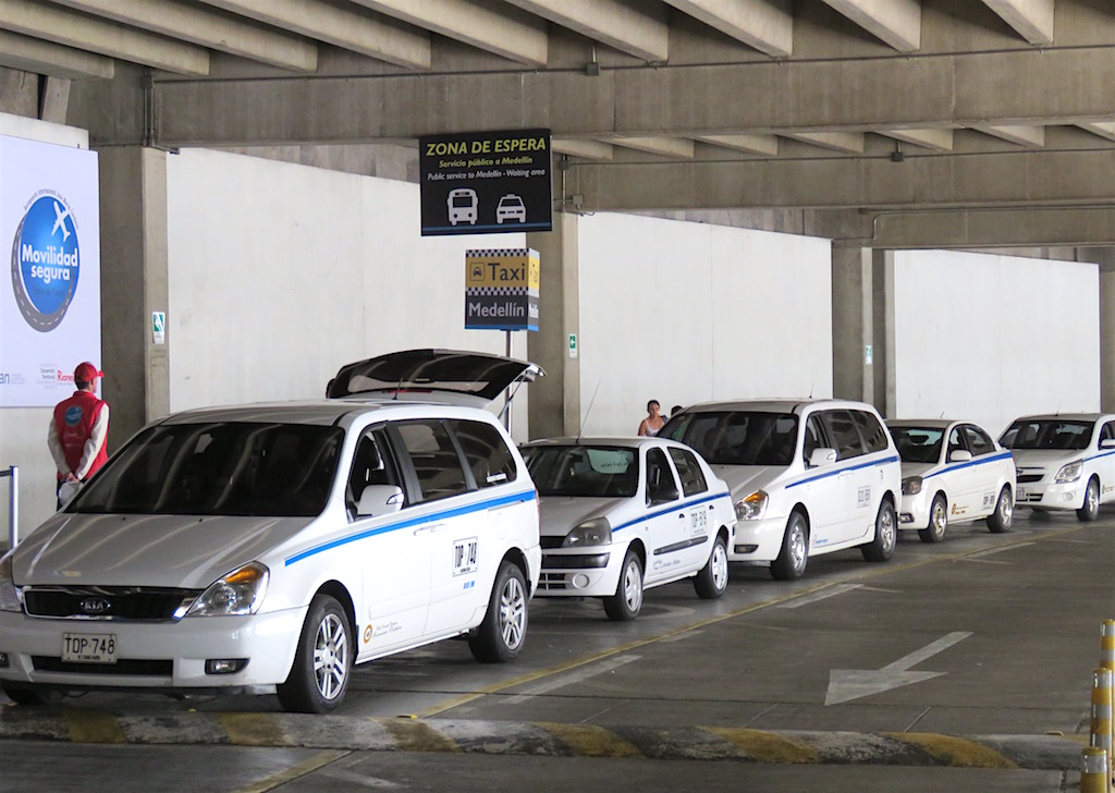 Táxis do aeroporto branco alinhados no aeroporto