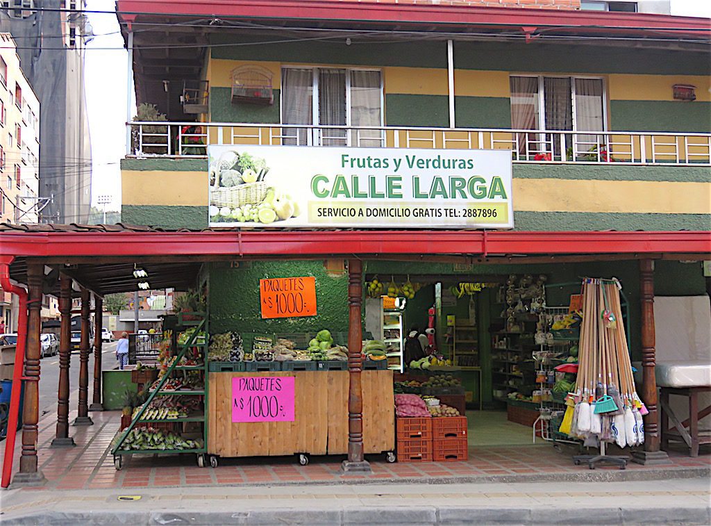 Neighborhood fruits and vegetables tienda in Sabaneta, with free delivery service