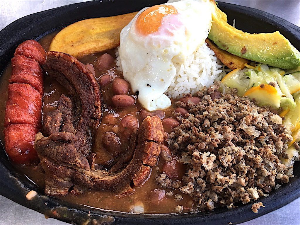 Jardín offers many Colombian restaurants where tourists and locals can try the traditional dish ‘Bandeja Paisa’. 