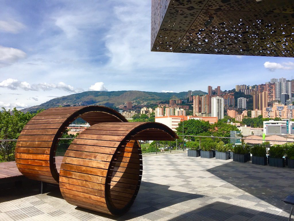 The fourth floor terrace of Medellín’s Museum of Modern Art includes the sculptural piece ‘Peel Twisted’ by Dutch artist Gabriel Lester