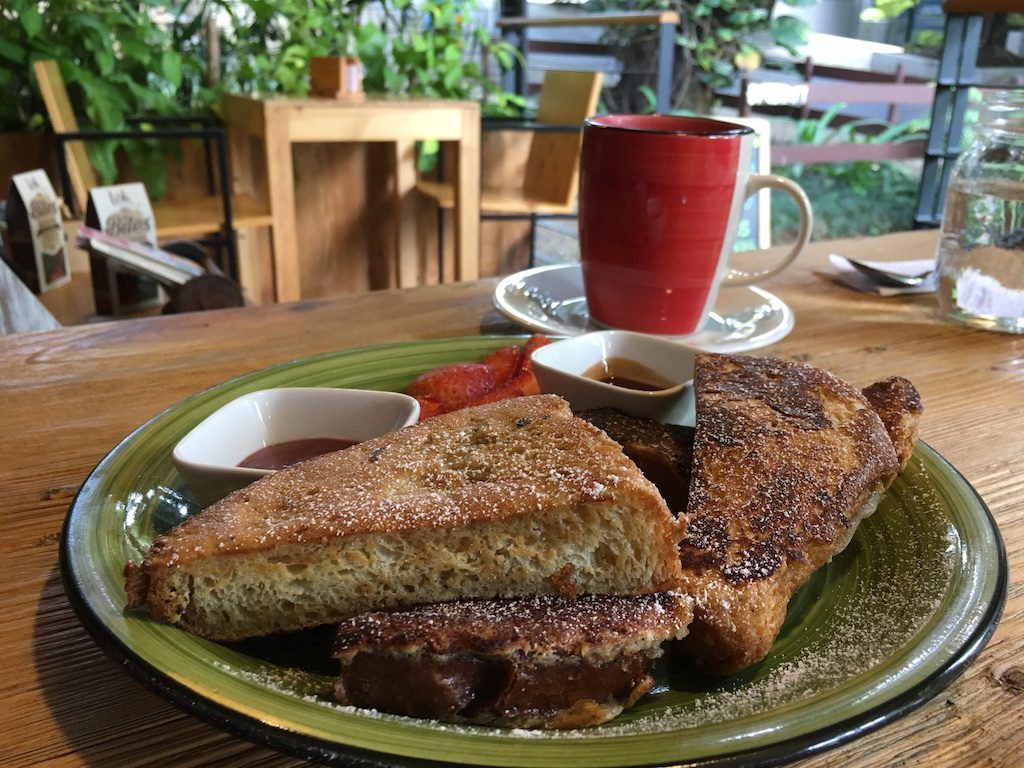 Escape the heart of Poblado with brunch at Cacoa, whose French Toast is served with chocolate sauce