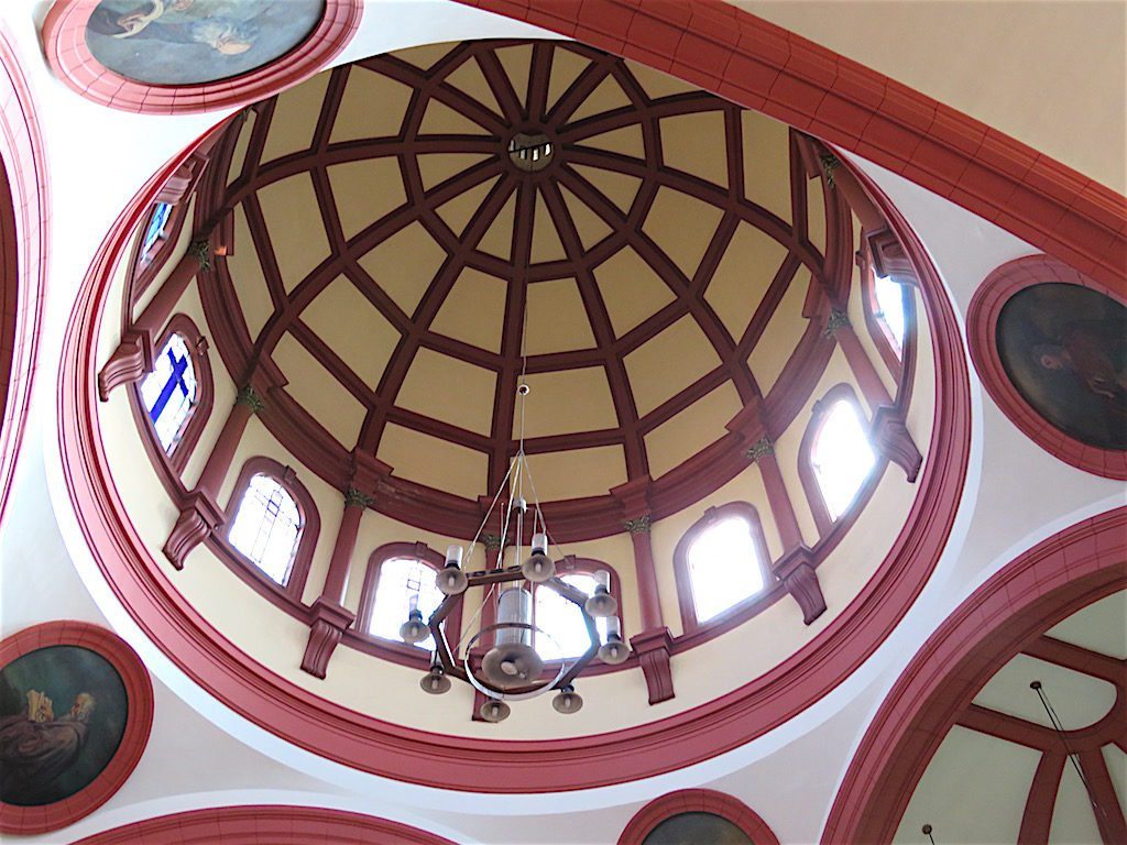 The sizable dome inside Iglesia San Antonio