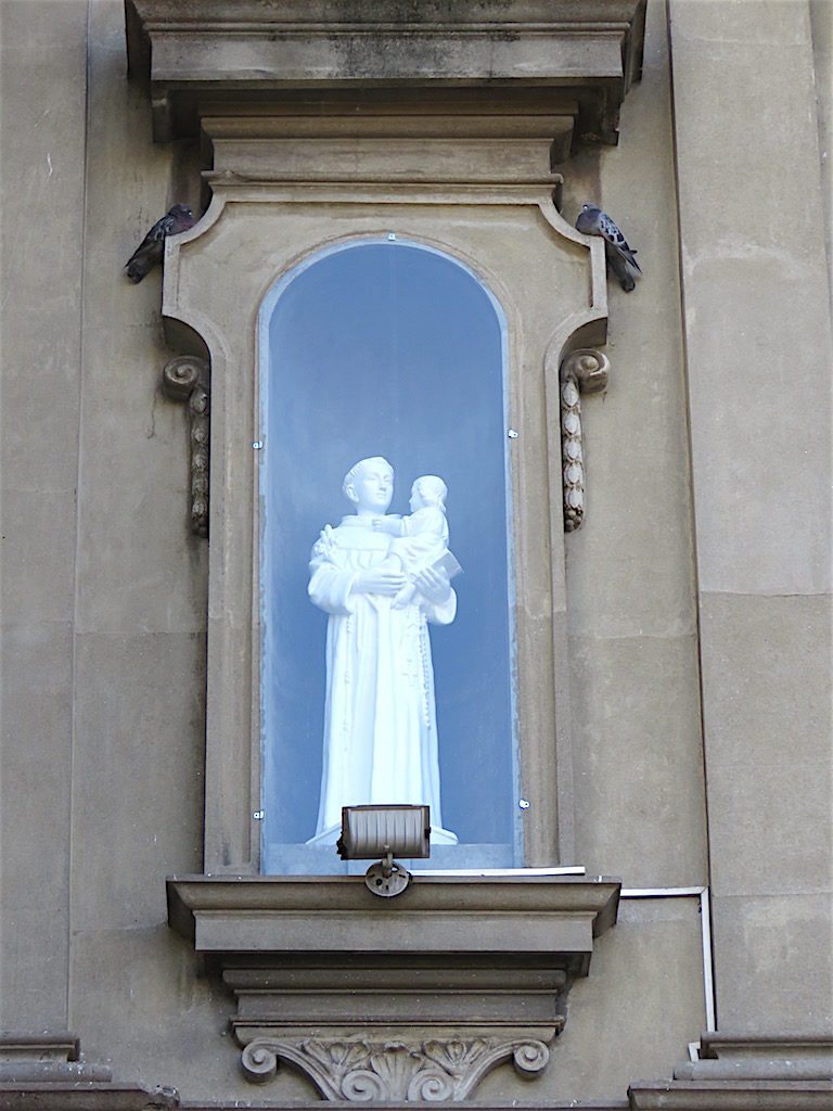 One of two small statues at the front of Iglesia San Antonio