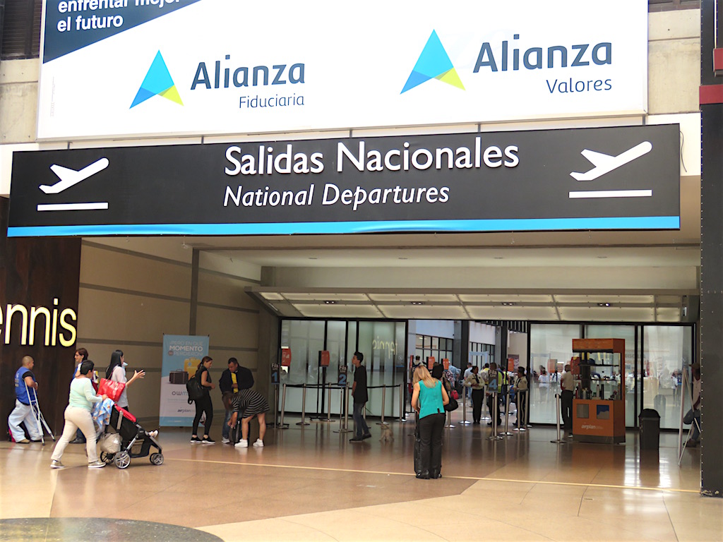 Binnenlandse nationale vertrekken op de luchthaven van Medellín