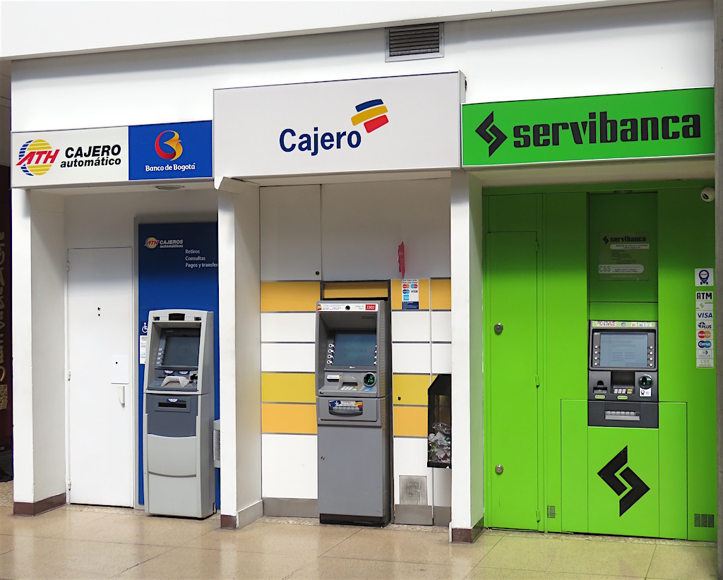 Drei der Geldautomaten auf der Abflugebene