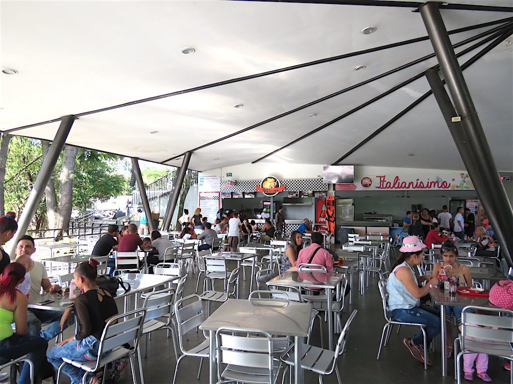The food court at Parque Norte