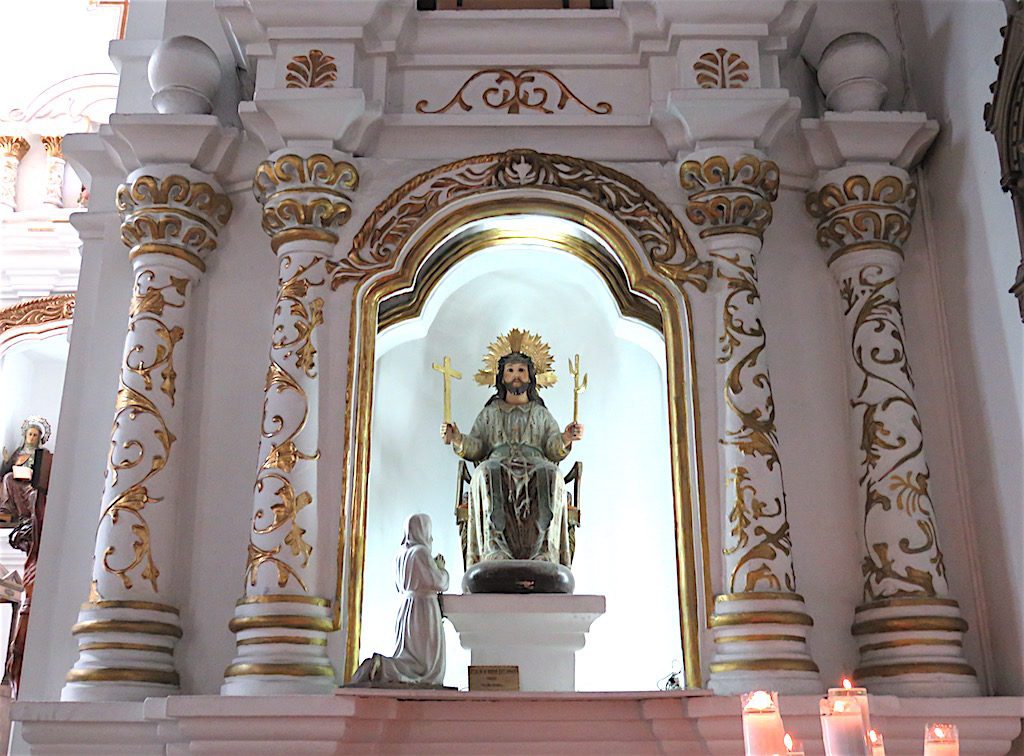 The front of the right aisle inside Iglesia de la Veracruz 