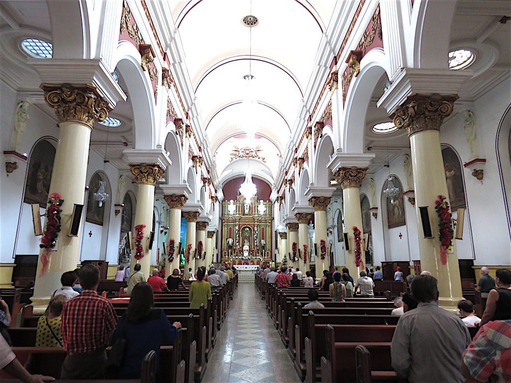 The main nave inside Iglesia de San Ignacio