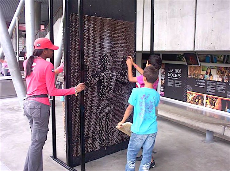 Life-size pin art in the outside area of Parque Explora, photo by Staticshakedown