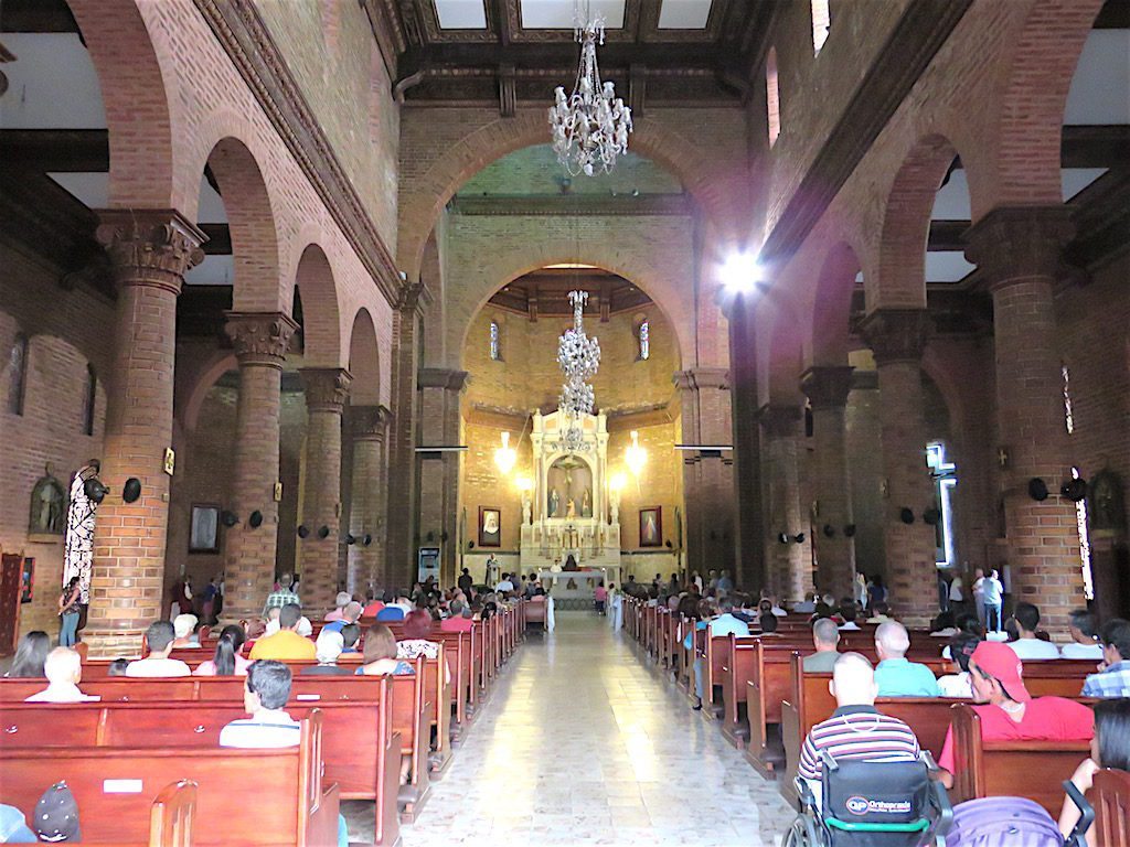The central nave inside Iglesia el Calvario