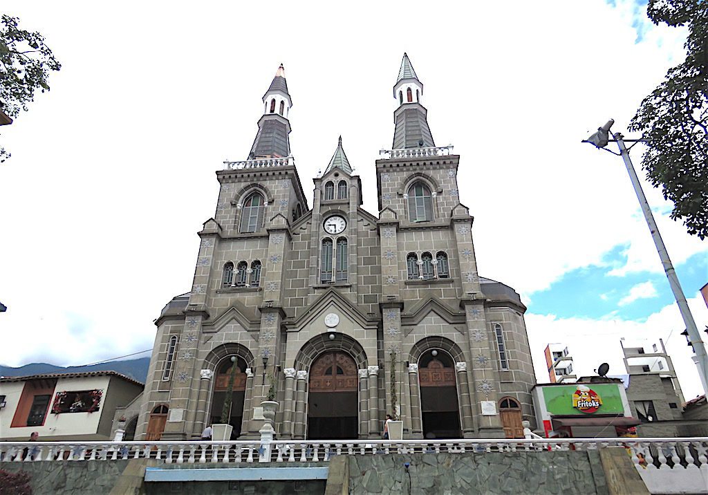 Basílica Menor de Nuestra Señora del Rosario de Chiquinquirá: A Beautiful Church in La Estrella - Medellin Guru