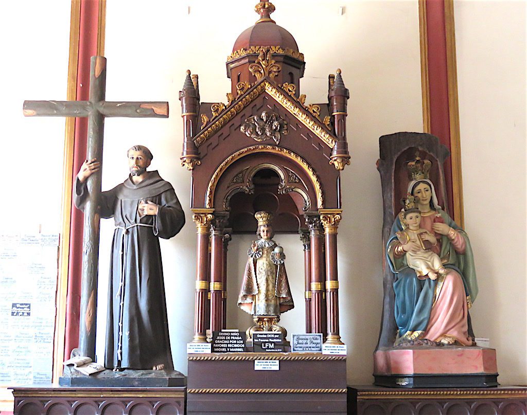 Additional religious artwork in Iglesia de Nuestra Señora de los Dolores