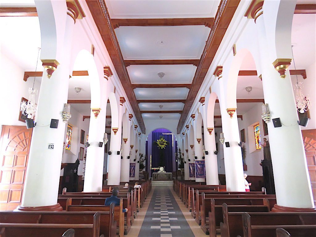The central nave inside Iglesia de Nuestra Señora de la Asunción
