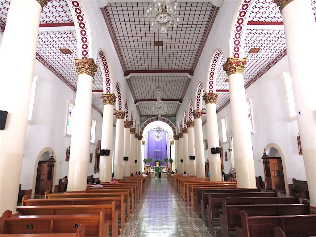 The central nave in Iglesia de Nuestra Señora del Rosario in Itagüí