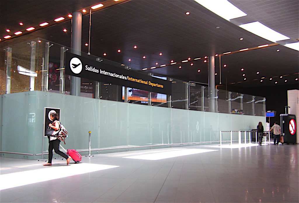 International departures on the second floor at El Dorado Bogotá Airport, photo by Felipe Restrepo Acosta