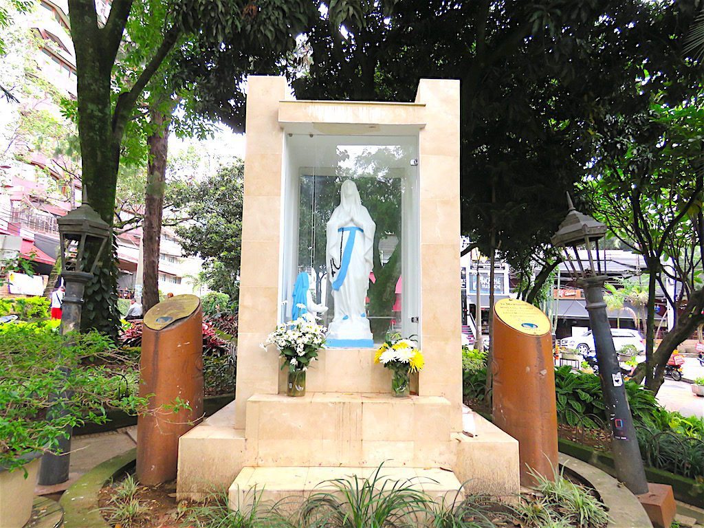 Statue in center of Parque Lleras - in memory of eight killed in a car bombing on May 17, 2001 in Parque Lleras