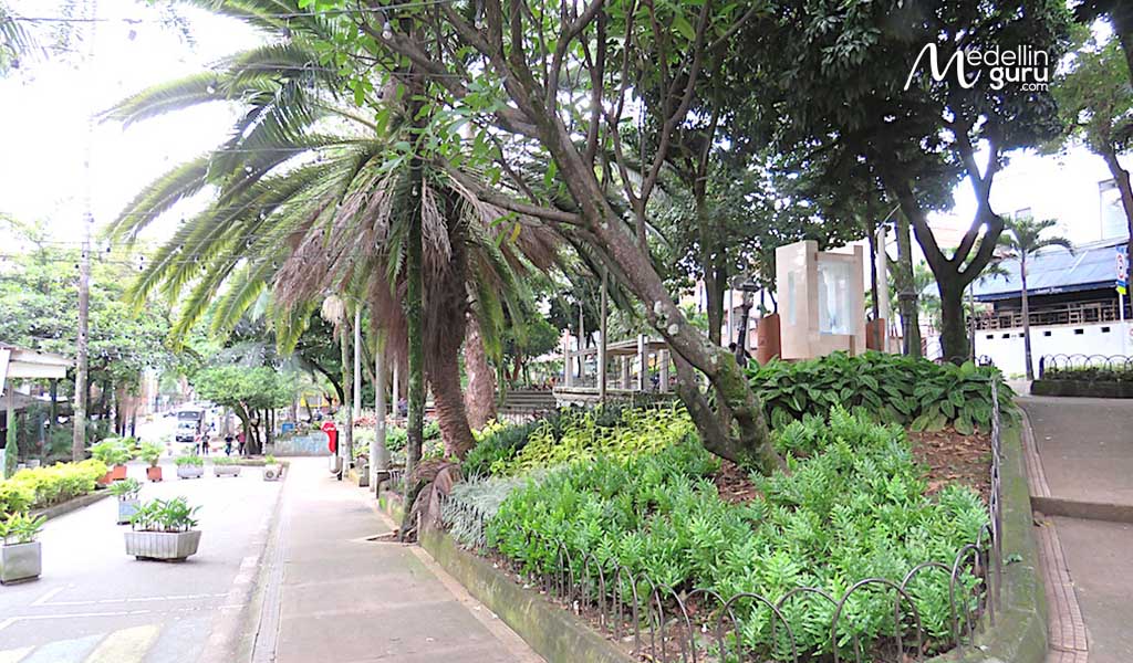 Parque Lleras is not exactly a park, but several steps, places to sit and concrete areas where people can hang out, socialize and relax