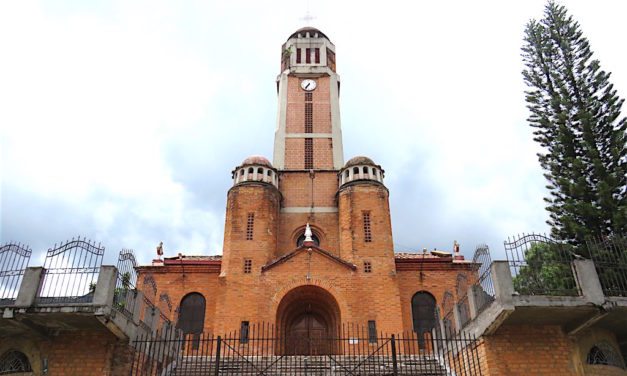 Iglesia El Niño Jesús de Praga: A Beautiful Church in Medellín