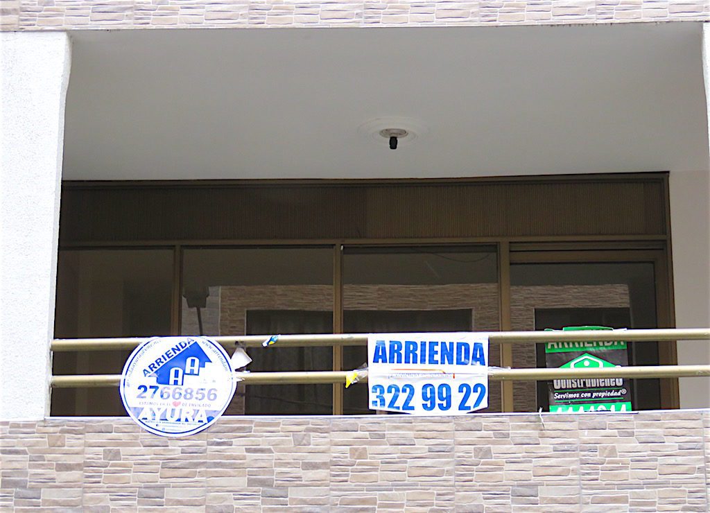 Apartment for rent with multiple agency signs