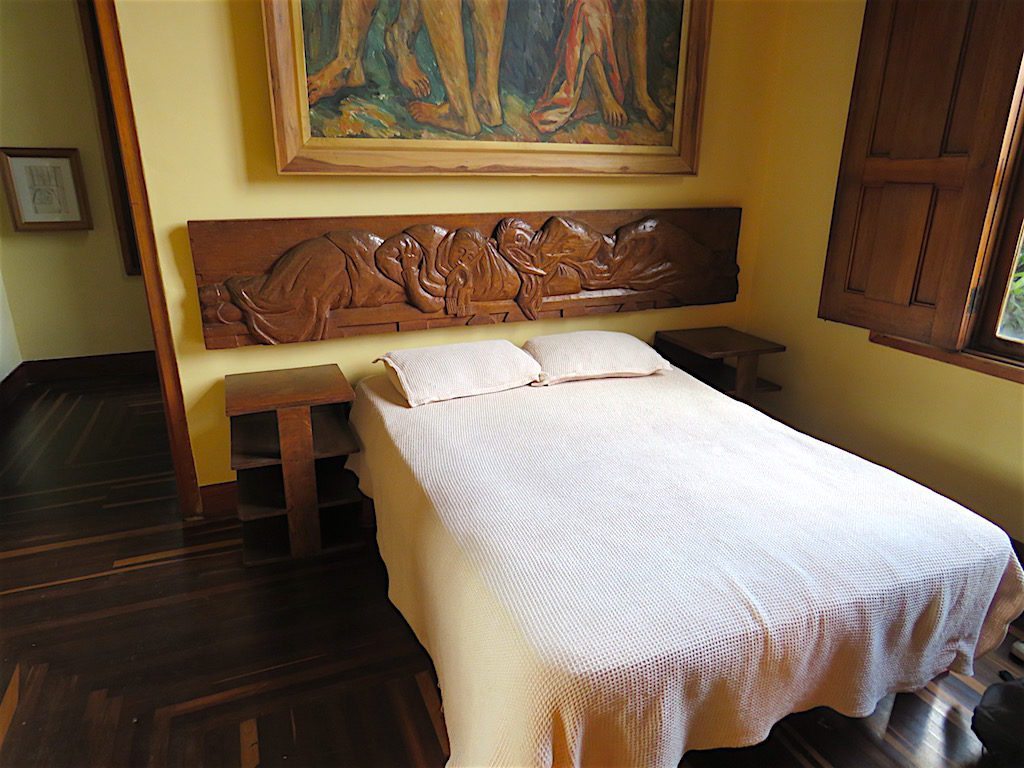 A small bedroom in Pedro Nel Gómez Casa Museo