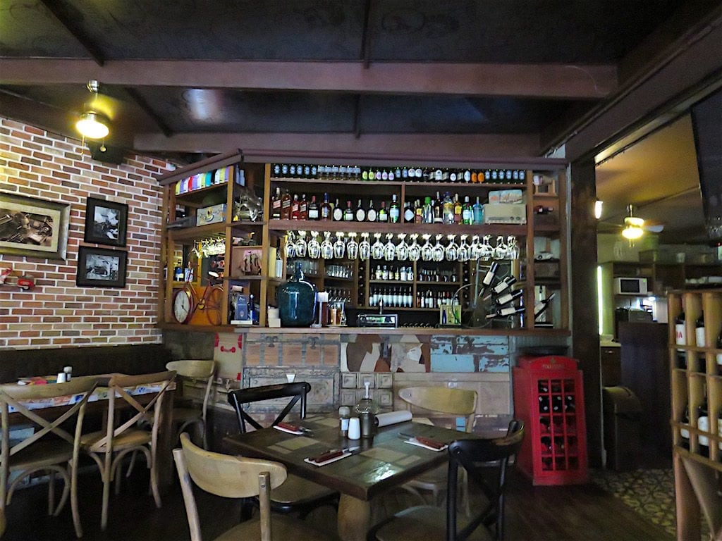 The bar at the El Correo Carne y Vino y Amada location in Provenza, El Poblado