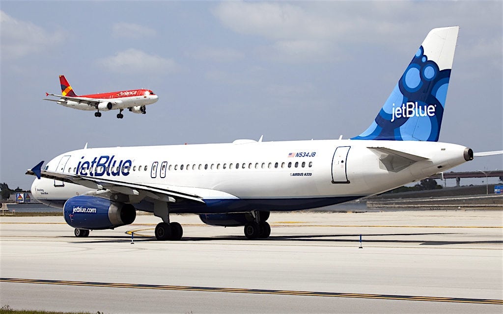 JetBlue A320 at Fort Lauderdale airport with Avianca plane in background, photo by Maarten Visser