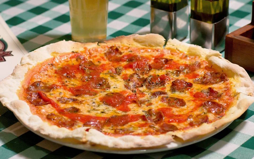 Spanish sausage pizza at Due Amici Pizzeria, photo courtesy of Due Amici - Medellin Guru