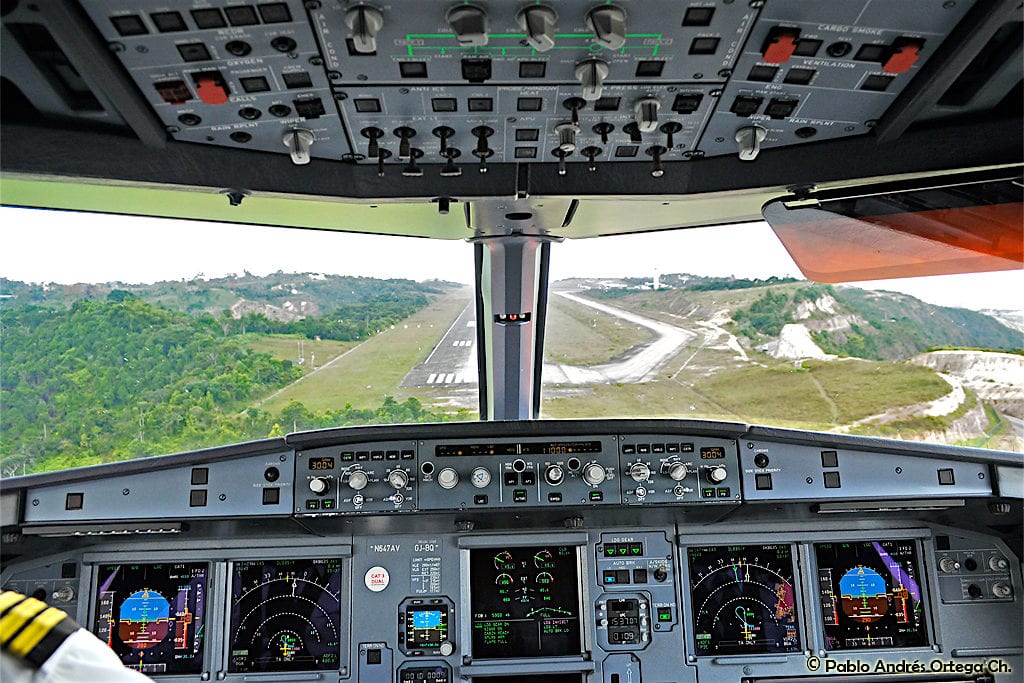 Avianca Airbus A319 landing in Bucaramanga, photo by Pablo Andrés Ortega Chávez