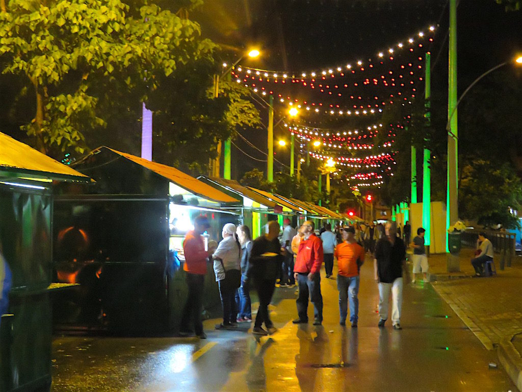 Booths outside Parque Norte along Carrera 53 selling food and drinks