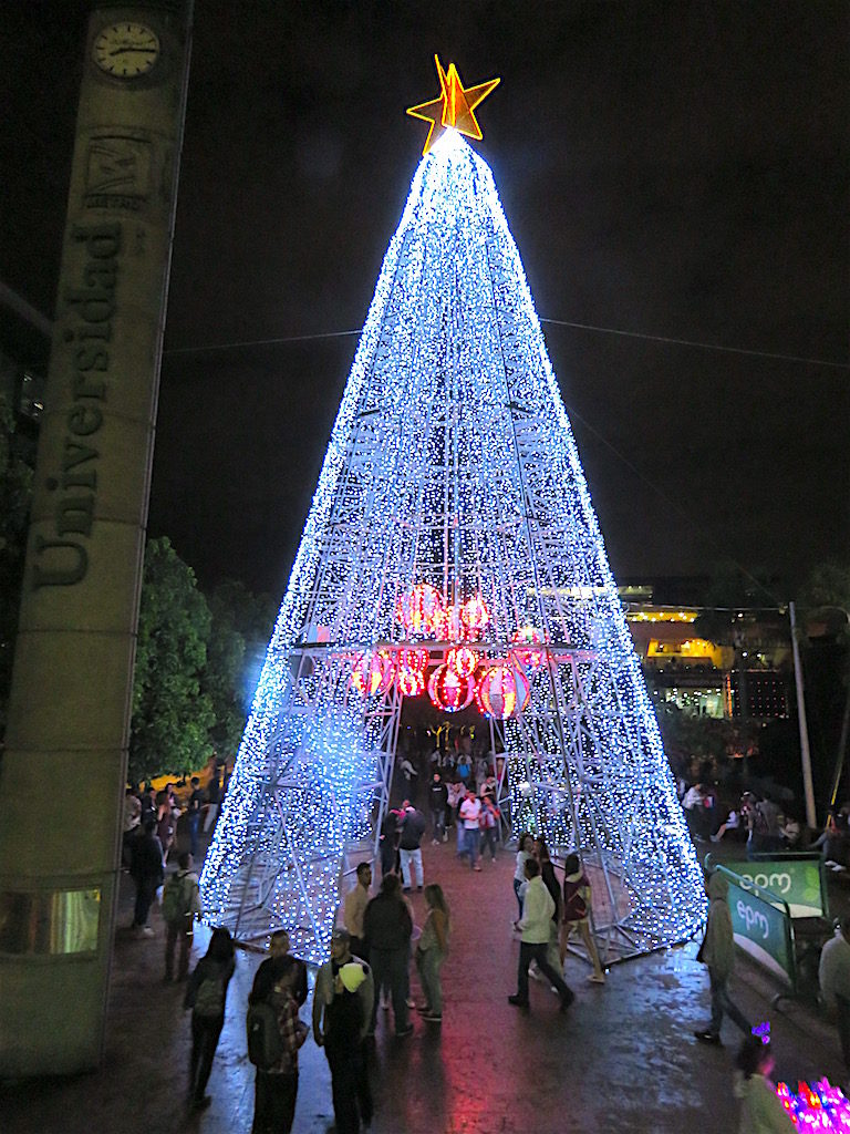Large Christmas tree west of Universidad metro station