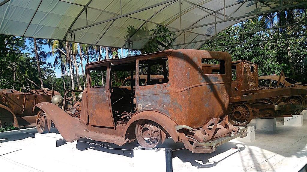 Rusted out antique cars, photo by Motero Colombia