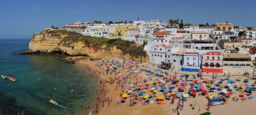 Praia de Carvoreiro beach in the Algarve, photo by Tobi87