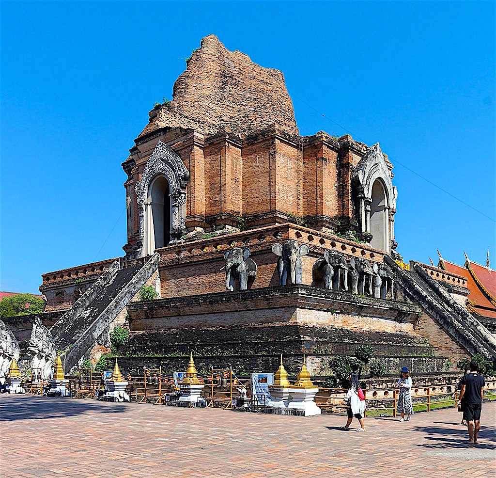 The Wat Chedi Luang Buddhist temple from the 15th Century in Chiang Mai, photo by Jakub Hałun