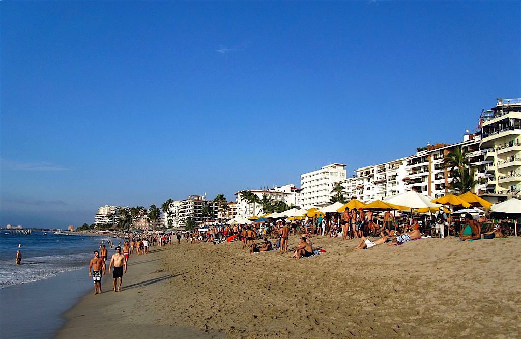 Playa Los Muertos in Puerto Vallarta, photo by Melikamp