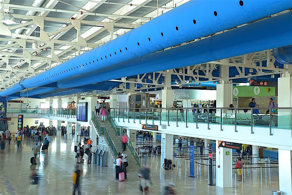 Inside the Puerto Vallarta airport, photo by Jeat1993