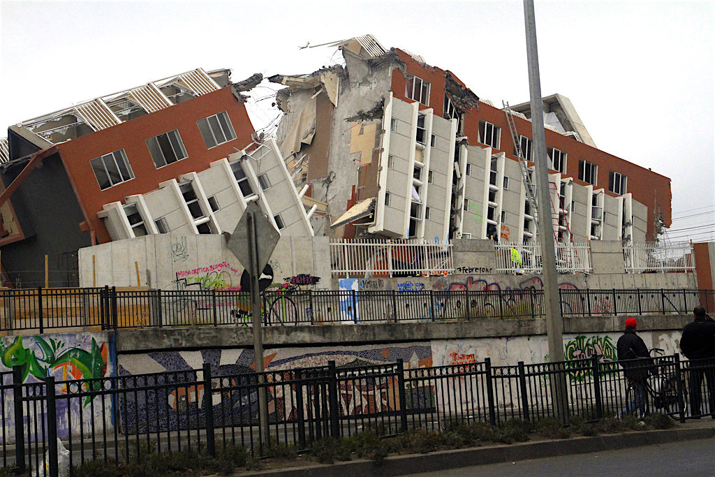 A 20-story building collapsed in Concepción in Chile during an earthquake in 2010, photo by Claudio Núñez