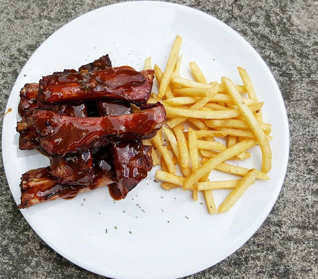 BBQ ribs with fries, photo courtesy of La tRES uno