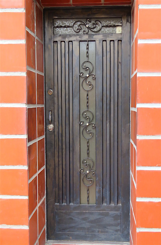 Metal front door on a casa (house)
