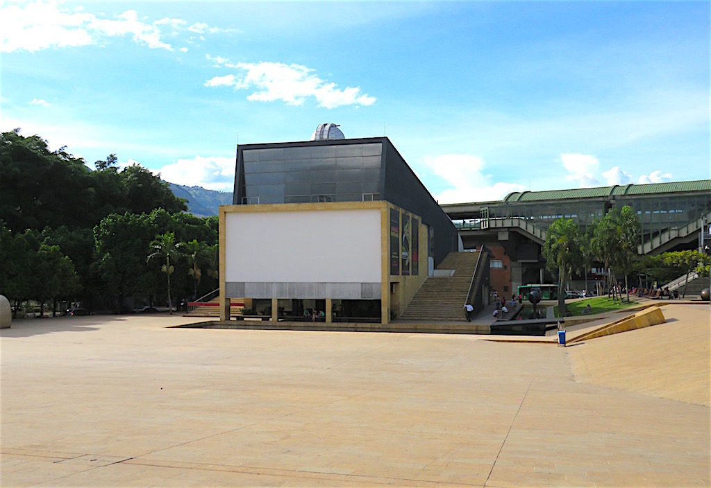 Movies are sometimes shown at the park on the large screen on the side of Planetario de Medellín