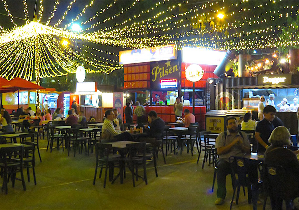 There are many places inside Parque Norte to eat