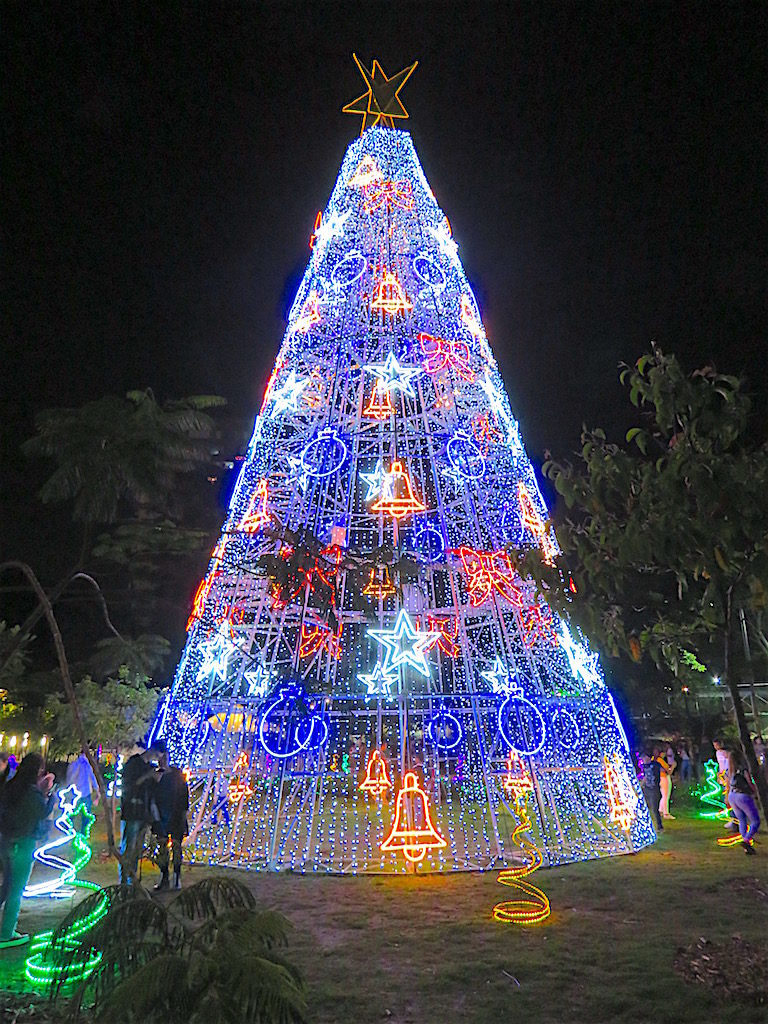 Large Christmas tree at Parques del Río