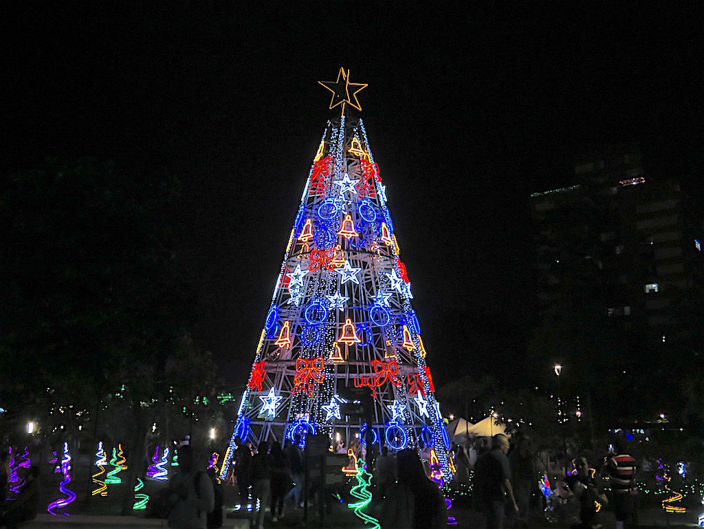 Large Christmas tree at Parques del Río