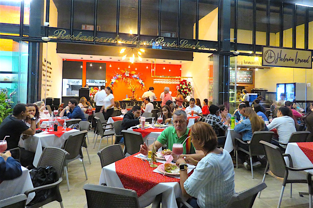 There are a few restaurants at Parques del Río