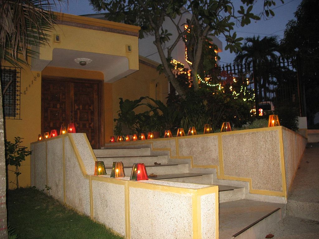A house in Barranquilla with candles in the early hours of December 8, photo by Jdvillalobos