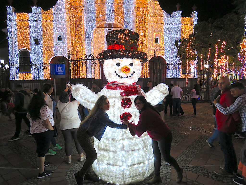 The snowman in front of the church at Parque Sabaneta is popular for taking photos