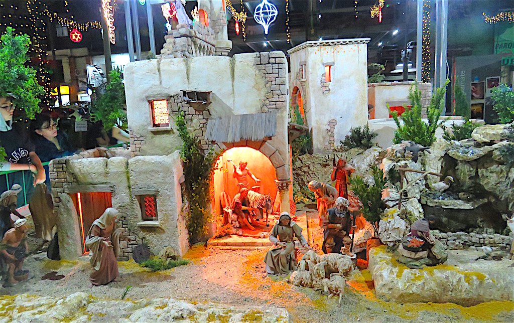 Another photo of the nice manger model