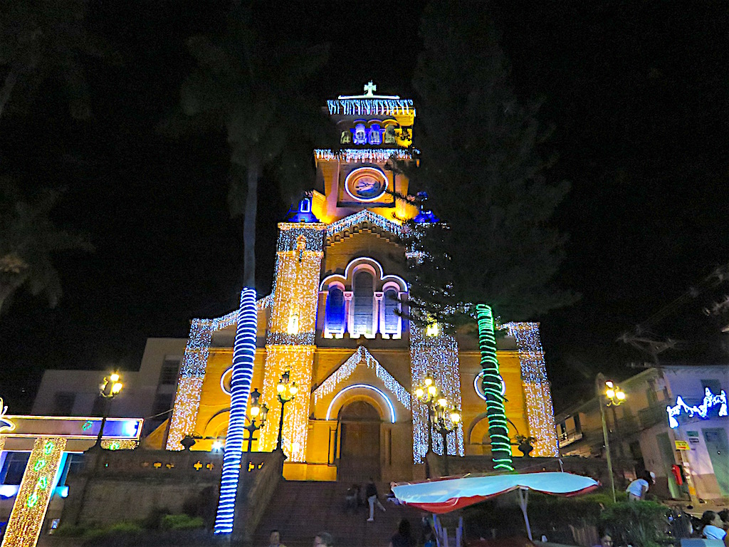 Catedral de Nuestra Señora del Rosario at Parque Girardota