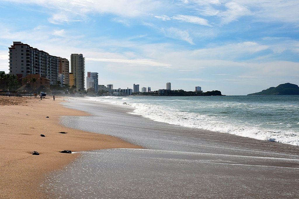 Playa Zona Dorada in Mazatlán, photo by Gzzz