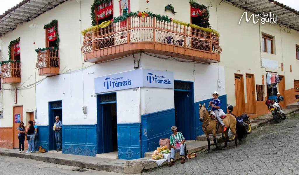 A quiet Támesis corner by the colonial Támesis hub, reflecting local heritage.